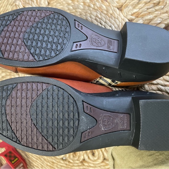 Ariat booties sz 7 like new - Picture 3 of 4